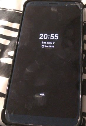 Clock and energy bar are shown instead of turning off the screen